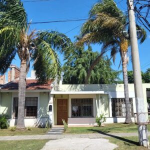 Ozanam 1294 - Moron Sur - Casa Lote Propio 4 Amb C/amplio Parque, Cochera Desc P/varios Autos Y Cuarto De Guardado